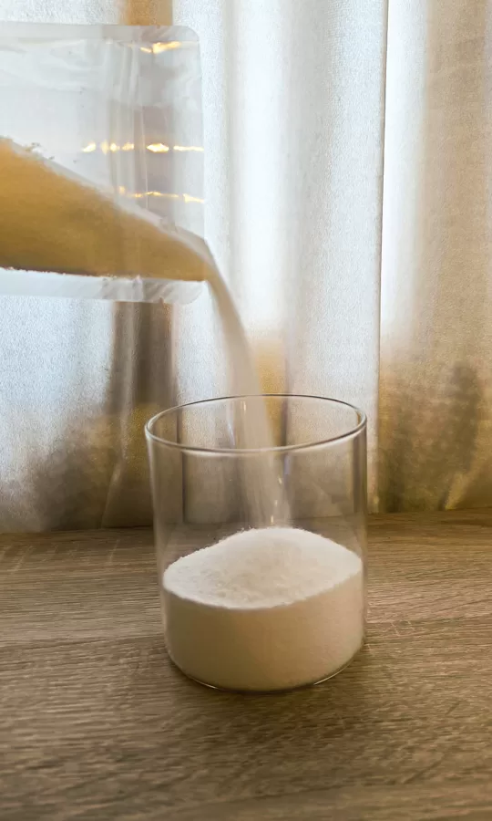 Ieber granulas jebkurā izvēlētajā traukā un izlīdzini tās